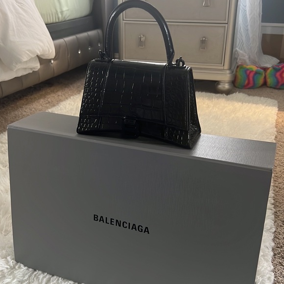 Balenciaga's bag has only been used five times. It comes with the original box . - Picture 6 of 8